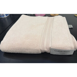 New Calvin Klein 100% Cotton Plush Bath Towel Pale Baby Pink ZeroTwist Absorbant